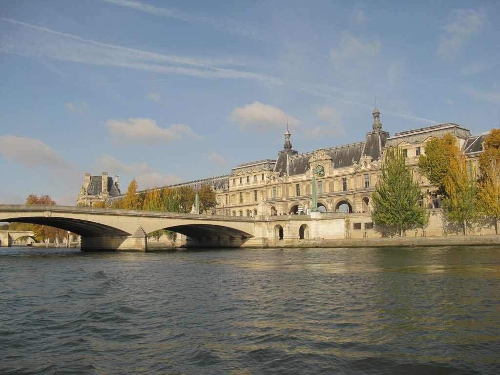 La Senna in corrispondenza del Louvre. Photo: Demeester