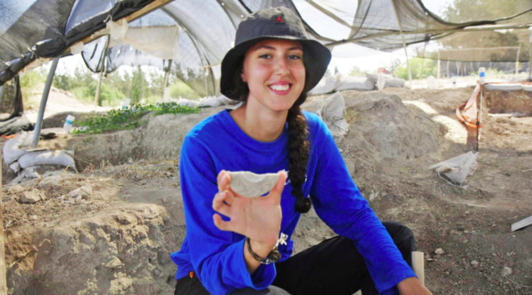 La giovane autrice ella scoperta. Photo: Emil Aladjem, Israel Antiquities Authority