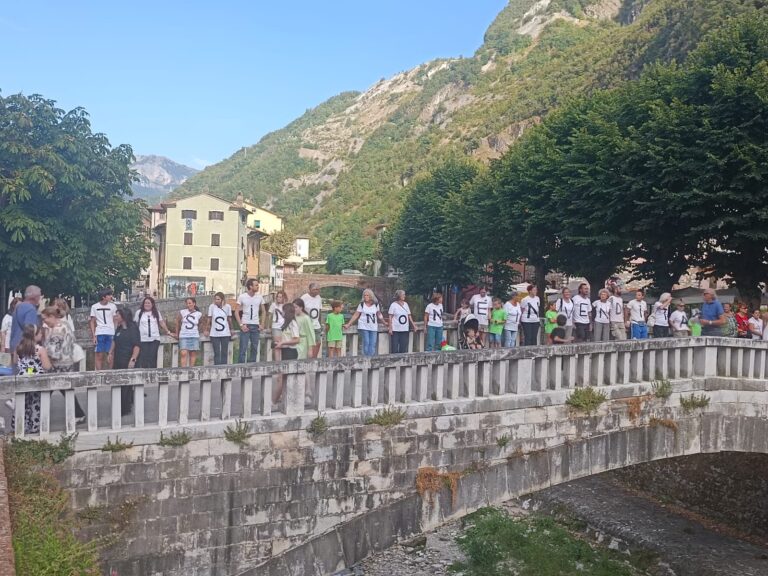 L'altissimo non è in vendita, flash mob, Seravezza, 10 agosto 2023