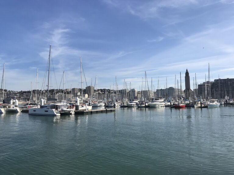 Le Havre. Il porto turistico con il campanile della chiesa di Saint Joseph © Photo Dario Bragaglia