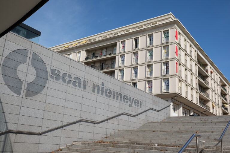 Le Havre. La piazza dove ha sede il Volcan di Oscar Niemeyer © Photo Dario Bragaglia