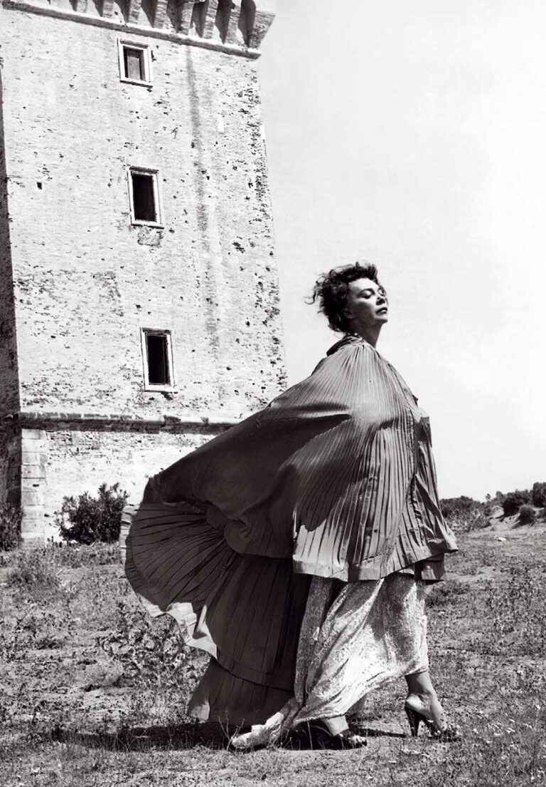 Leonor Fini nel 1952 a Tor San Lorenzo, vicino Roma, Foto di Fabrizio Clerici, Collezione Archivio Eros Renzetti, Roma