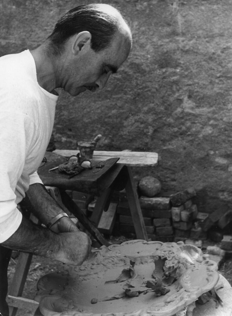 Lucio Fontana al lavoro, Albisola, anni Cinquanta. Courtesy Fondazione Lucio Fontana Milano