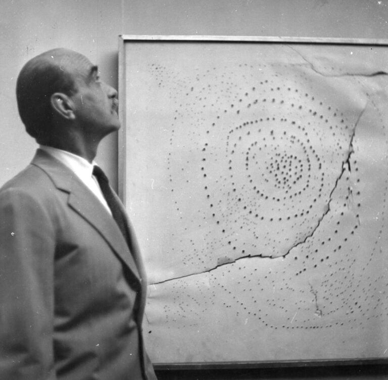 Lucio Fontana con Concetto spaziale, Biennale di Venezia, 1954. Courtesy Fondazione Lucio Fontana Milano