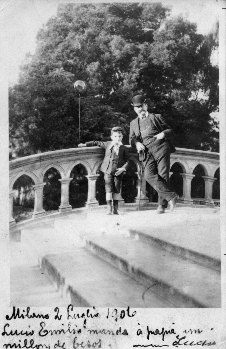 Lucio Fontana e il padre Luigi, Milano, 1906. Courtesy Fondazione Lucio Fontana Milano