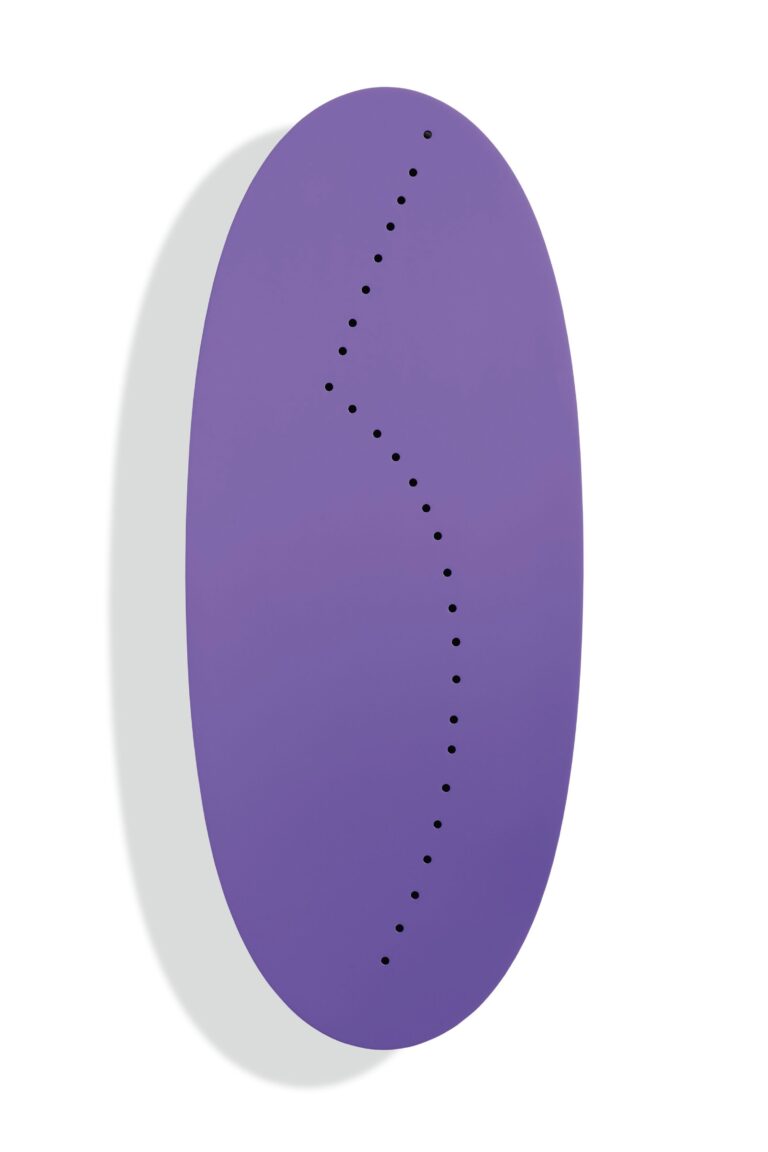 Lucio Fontana, Concetto spaziale Ellisse, 1967, legno laccato e buchi © Fondazione Lucio Fontana Milano by SIAE 2023