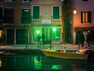 Dinamiche comunitarie a Venezia, nella mostra dell’artista Matteo Vettorello