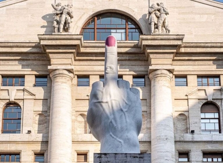 Maurizio Cattelan, L.O.V.E., 2010, Piazza Affari, Milano. Qui con l’unghia dipinta di rosa da Ivan Tresoldi in occasione della Giornata internazionale della donna del 2021