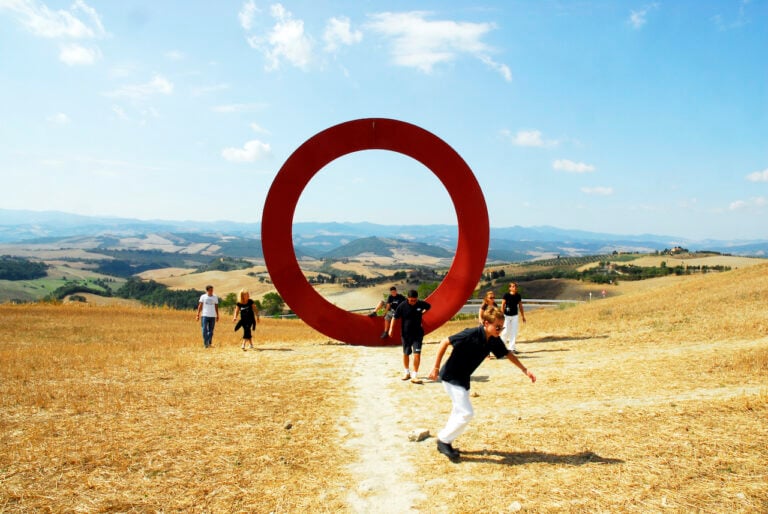 Mauro Staccioli, Anello di San Martino, Volterra, 2005-2009. Photo Sergio Borghesi