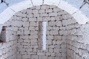 Le ceramiche di Pino Pinelli in mostra in un trullo in Puglia