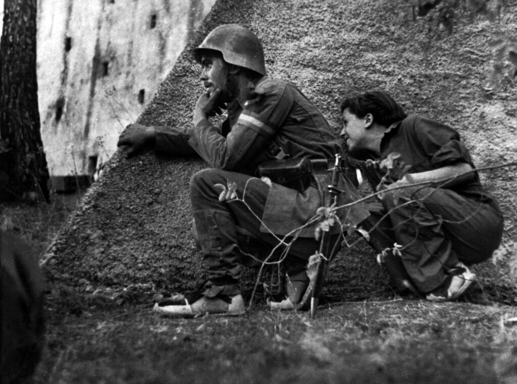 Robert Capa, Gerda Taro on the Cordoba front, Spain, September 1936 © Robert Capa © International Center of Photography Magnum Photos