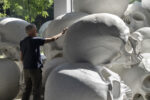 Ron Mueck durante l'allestimento di "Mass" alla Fondation Cartier. National Gallery of Victoria Melbourne Felton Bequest 2018. Foto © Michel Slomka MYOP Lumento