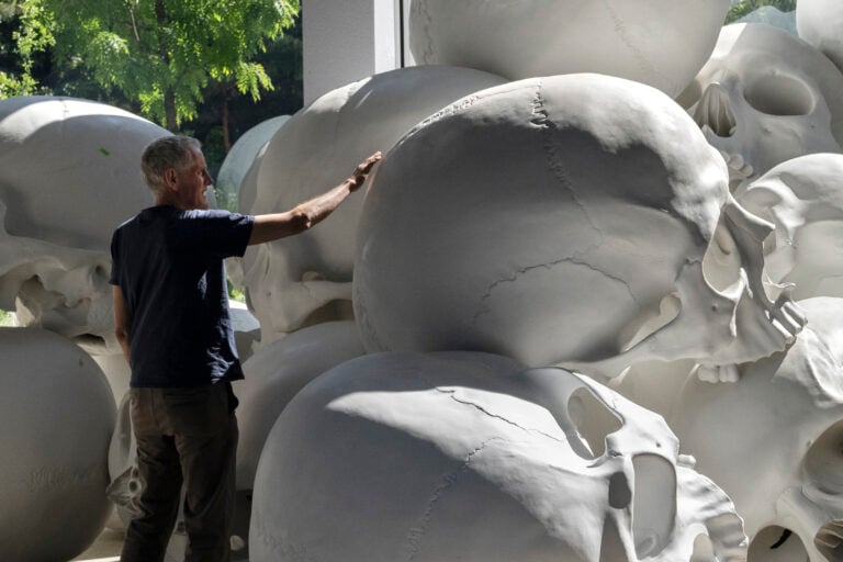 Ron Mueck durante l'allestimento di "Mass" alla Fondation Cartier. National Gallery of Victoria Melbourne Felton Bequest 2018. Foto © Michel Slomka MYOP Lumento