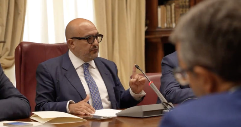 La riunione-dispetto del Ministro della Cultura Sangiuliano a Ferragosto