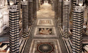 Un video mostra lo svelamento del pavimento del Duomo di Siena