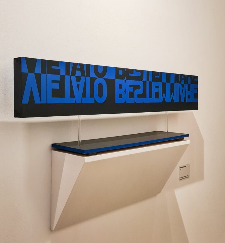 Tonino Casula, Vietato bestemmiare, 1972, nicroacrilico e inchiostri serigrafici su masonite. Exhibition view at Spazio Ilisso, Nuoro, 2023