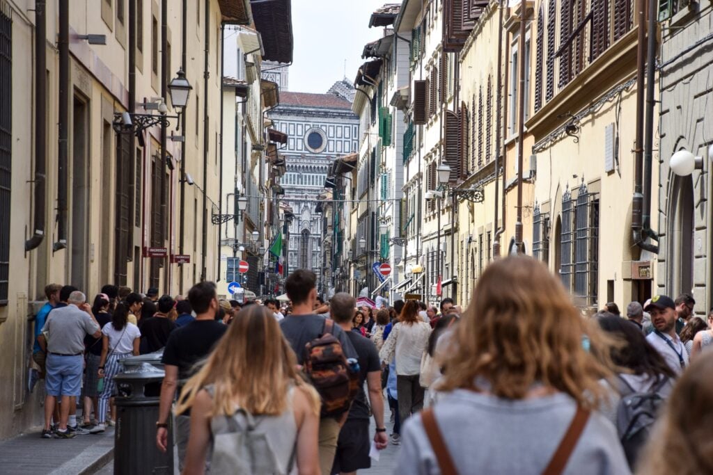 Turisti a Firenze. Photo Taylor Smith via Unsplash