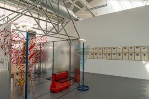 La città come se fosse una casa: la mostra di Ugo La Pietra a Milano