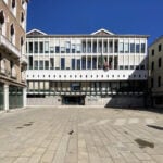 a facciata su Campo Manin. Photo Martina Chiarato