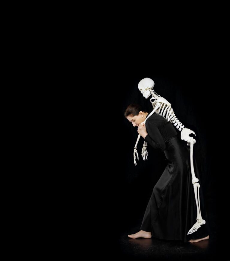marina abramovic carrying the skeleton 2008 chromogenic print 2032 x 1803 cm c courtesy of the marina abramovic archives adagp paris 2024 In Francia il primo museo privato d'Europa dedicato esclusivamente alle artiste