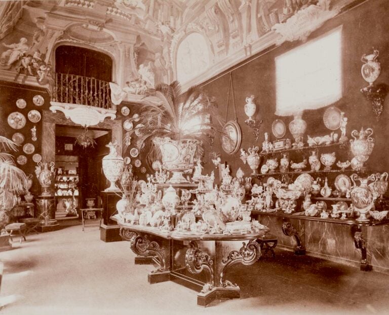 Il primo nucleo del Museo Ginori nella sala espositiva dell'antica manifattura, 1895, Archivio Museo Ginori