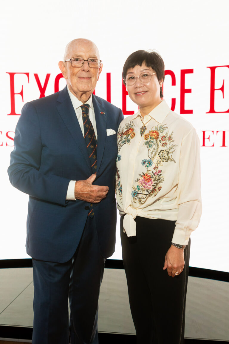 Da sinistra Cav.Lav . Mario Boselli Presidente di ICCF Angela Zhou Presidente Huaxia Group La Cina e Milano insieme nel segno della moda. Una mostra-evento ne racconta il legame