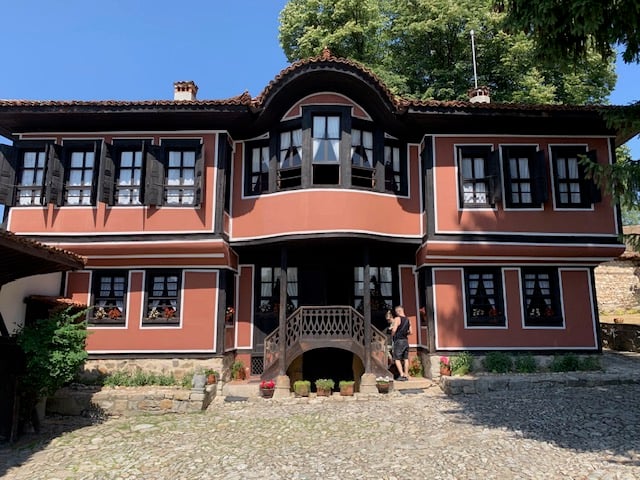 Esterni di case a Koprivstica. Photo Ludovico Pratesi