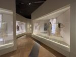 Gabrielle Chanel. Fashion Manifesto, installation view at V&A Museum, Londra, 2023. Photo Mario Bucolo