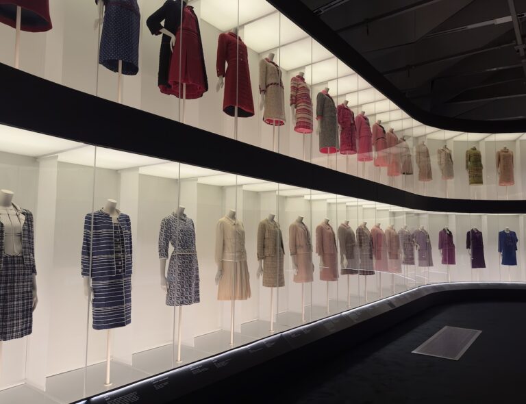 Gabrielle Chanel. Fashion Manifesto, installation view at V&A Museum, Londra, 2023. Photo Mario Bucolo
