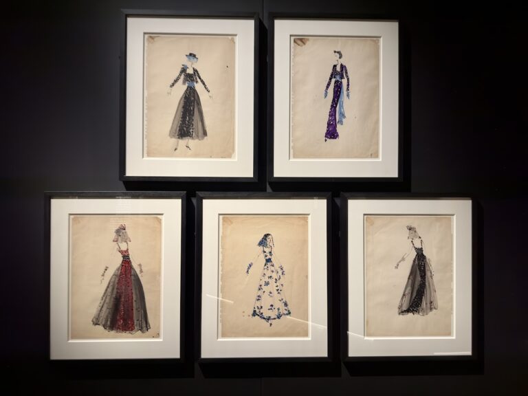 Gabrielle Chanel. Fashion Manifesto, installation view at V&A Museum, Londra, 2023