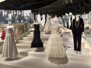 La storia di Gabrielle ‘Coco’ Chanel al V&A Museum di Londra