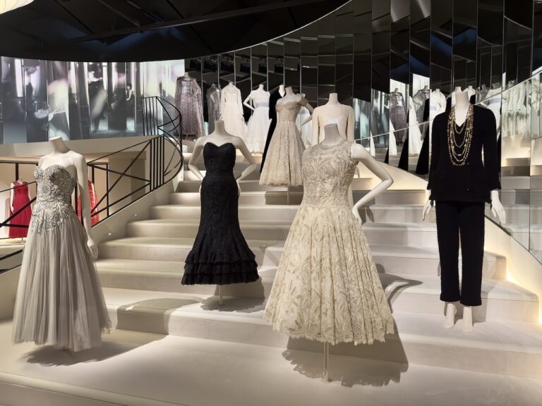 Gabrielle Chanel. Fashion Manifesto, installation view at V&A Museum, Londra, 2023