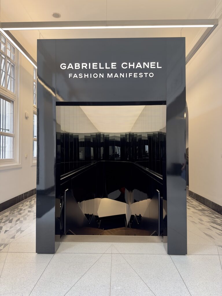 Gabrielle Chanel. Fashion Manifesto, installation view at V&A Museum, Londra, 2023. Photo Mario Bucolo