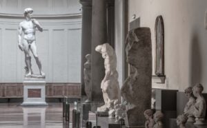 La Galleria dell’Accademia di Firenze continua a rinnovarsi: si restaura la facciata
