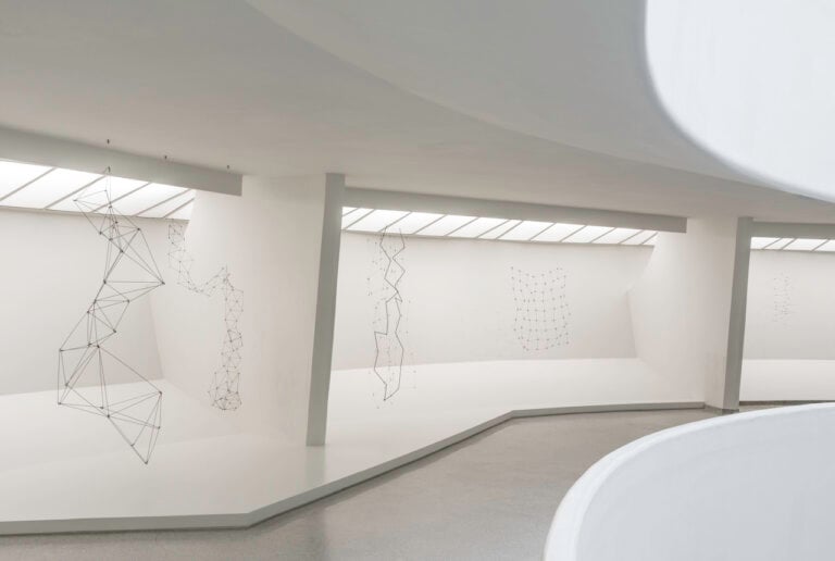 Gego, Measuring Infinity, installation view at Solomon R. Guggenheim Foundation, New York, 2023. Photo David Heald © Solomon R. Guggenheim Foundation, New York