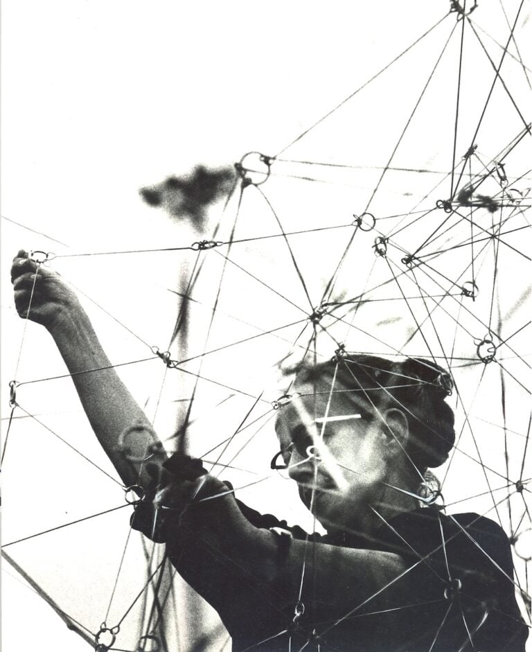 Gego installing Reticulárea, Museo de Bellas Artes de Caracas, 1969. Photo Juan Santana © Fundación Gego