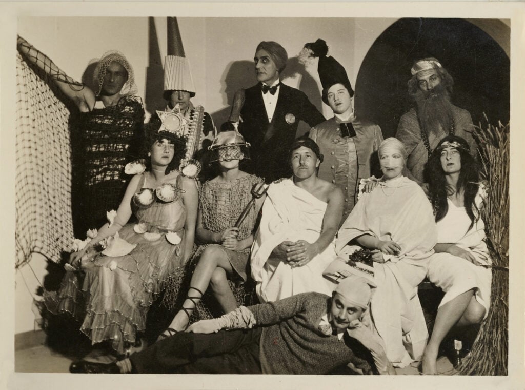 Hyères. Villa Noailles. Man Ray (sdraiato in basso) durante le riprese del film Les Mystères du Château de Dé, gennaio 1929 ©poque