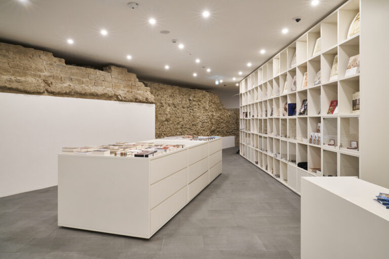 Il nuovo bookshop e le mura medievali fiorentine - Museo delle Cappelle Medicee, Firenze. Foto: Francesco Fanfani