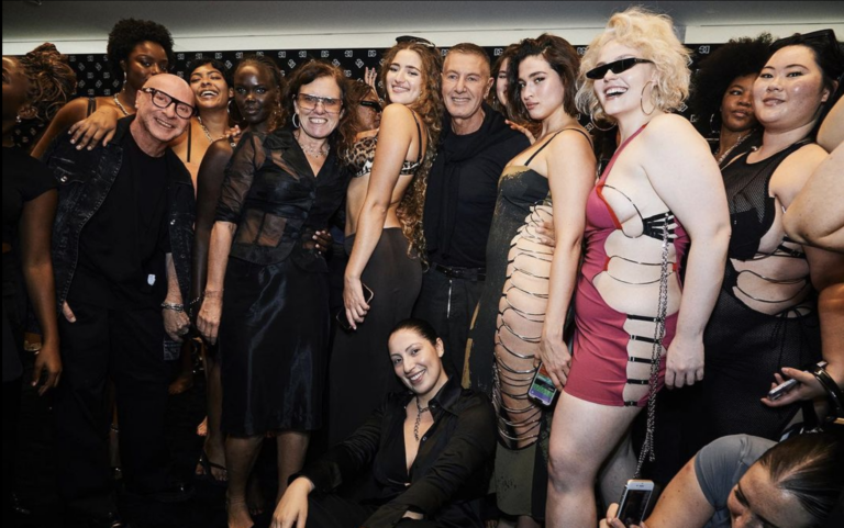 Karoline Vitto al centro in basso con Dolce&Gabbana nel backstage dela sfilata, via Instagram @karolinevitto