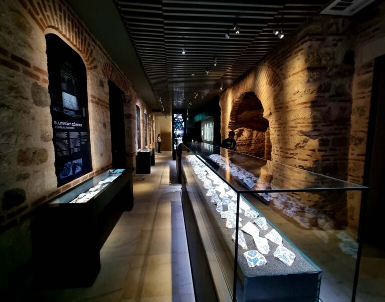 La parte museale del Çinili Hamam di Istanbul nelle ex cisterne