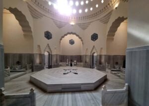 A Istanbul l’hammam cinquecentesco riapre con una mostra dopo 13 anni di restauro