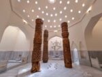 Le grandi sculture di Marion Verboom nell'area femminile del Çinili Hamam