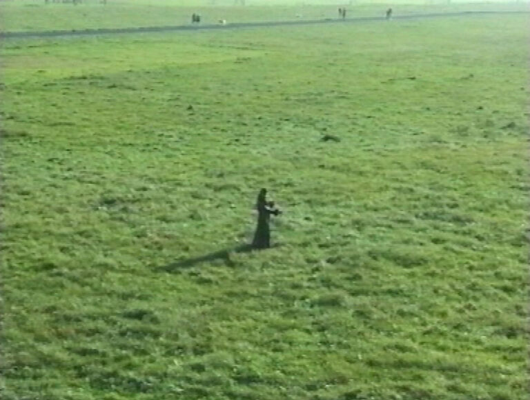 Maja Bajevic, Green, Green Grass of Home, 2002, still da video. Courtesy of the artist and Galerie Peter Kilchmann, Zurigo, Parigi © Maja Bajevic, by SIAE 2023
