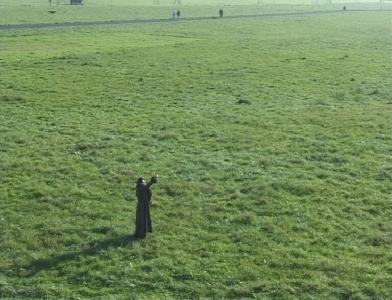 Maja Bajevic, Green, Green Grass of Home, 2002, still da video. Courtesy of the artist and Galerie Peter Kilchmann, Zurigo, Parigi © Maja Bajevic, by SIAE 2023