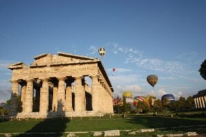 Decine di mongolfiere colorate si alzano in volo sui templi di Paestum