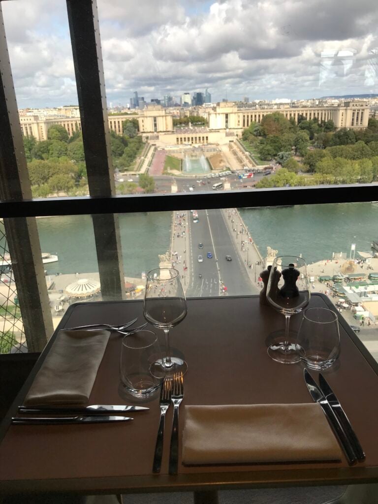 Parigi. Madame Brasserie (oggi come un tempo è possibile pranzare e cenare ai vari piani della Tour Eiffel) ©Photo Dario Bragaglia