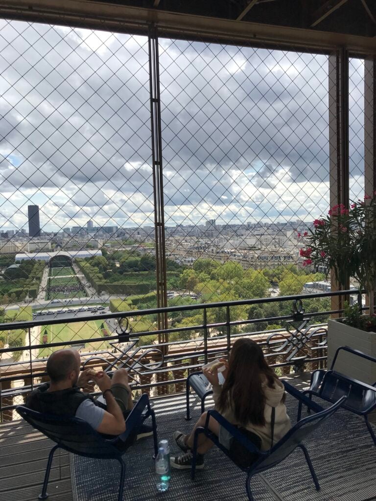 Parigi. Oggi come un tempo è possibile pranzare e sostare in relax ai vari piani della Tour Eiffel ©Photo Dario Bragaglia