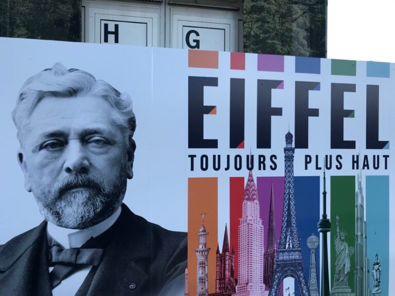 Parigi. Pannelli celebrativi ai piedi della Tour Eiffel ©Photo Dario Bragaglia