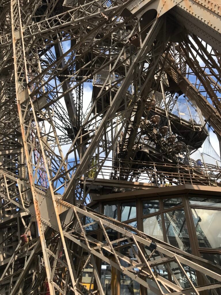 Parigi. Tour Eiffel. L'intreccio di strutture metalliche viste dall'interno della torre ©Photo Dario Bragaglia