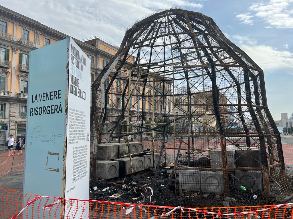 Lo "scheletro" della Venere degli Stracci di Michelangelo Pistoletto in seguito al rogo in Piazza del Municipio a Napoli